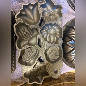 Williams Sonoma John Wright Cast Iron Floral Bakeware Pan